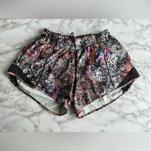Lululemon Hotty Hot Short II Vitalize Multi / Black Size 6 Tall 4” Inseam Lined